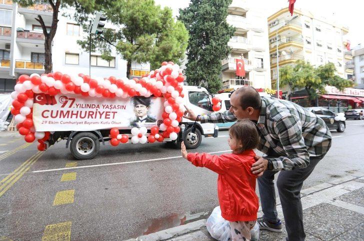 İzmir’de Cumhuriyet coşkusu her ilçeyi sardı G1