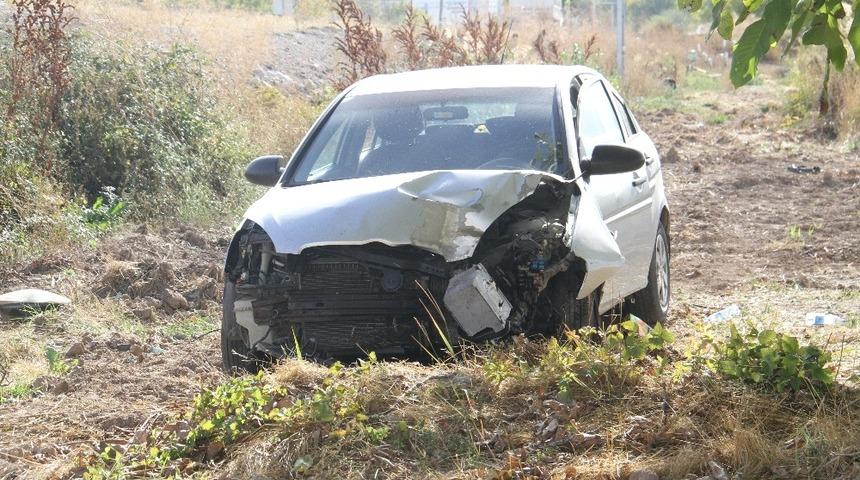 Direğe çarpan otomobil tarlaya uçtu: 3 yaralı
