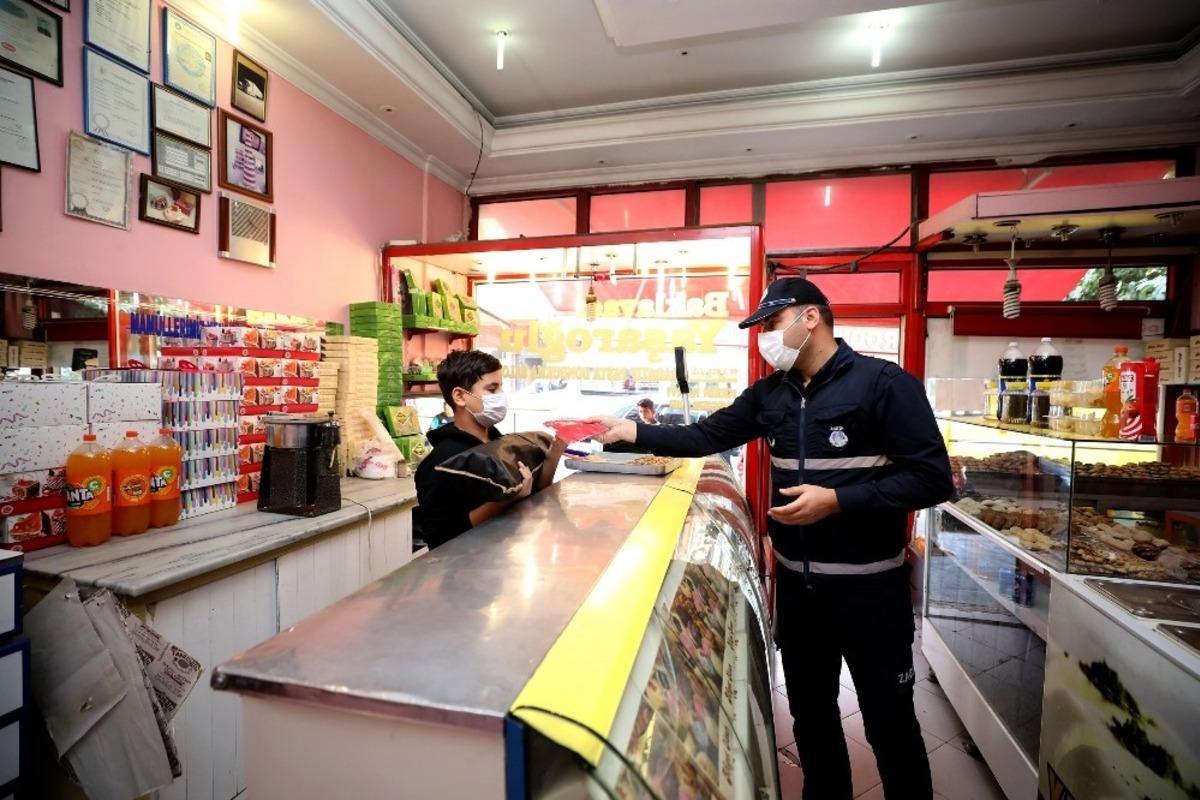 Şehitkamil&rsquo;de bayrak ve seccade dağıtıldı