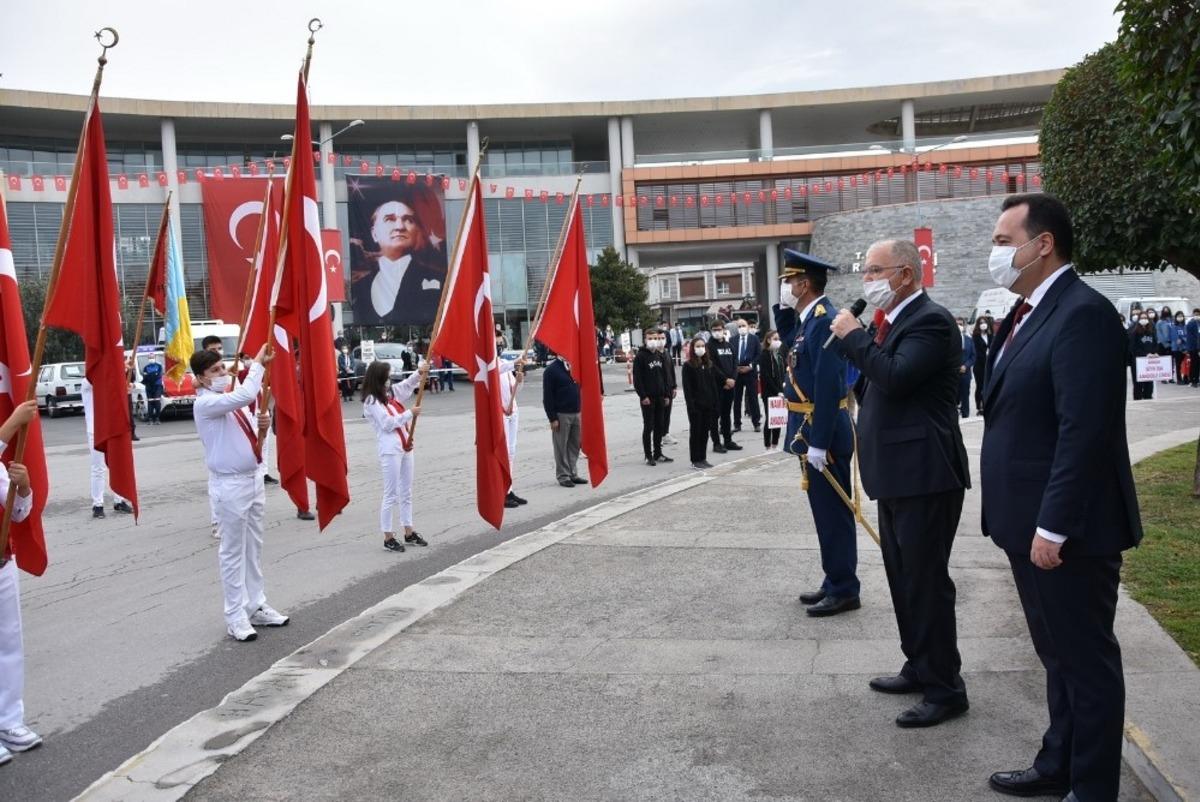 Akhisarlı kadınlar zeybek oynayarak Cumhuriyet&rsquo;i kutladı