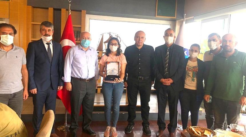 T&uuml;rkiye ikincisi olan başarılı &ouml;ğrenci &ouml;d&uuml;llendirildi