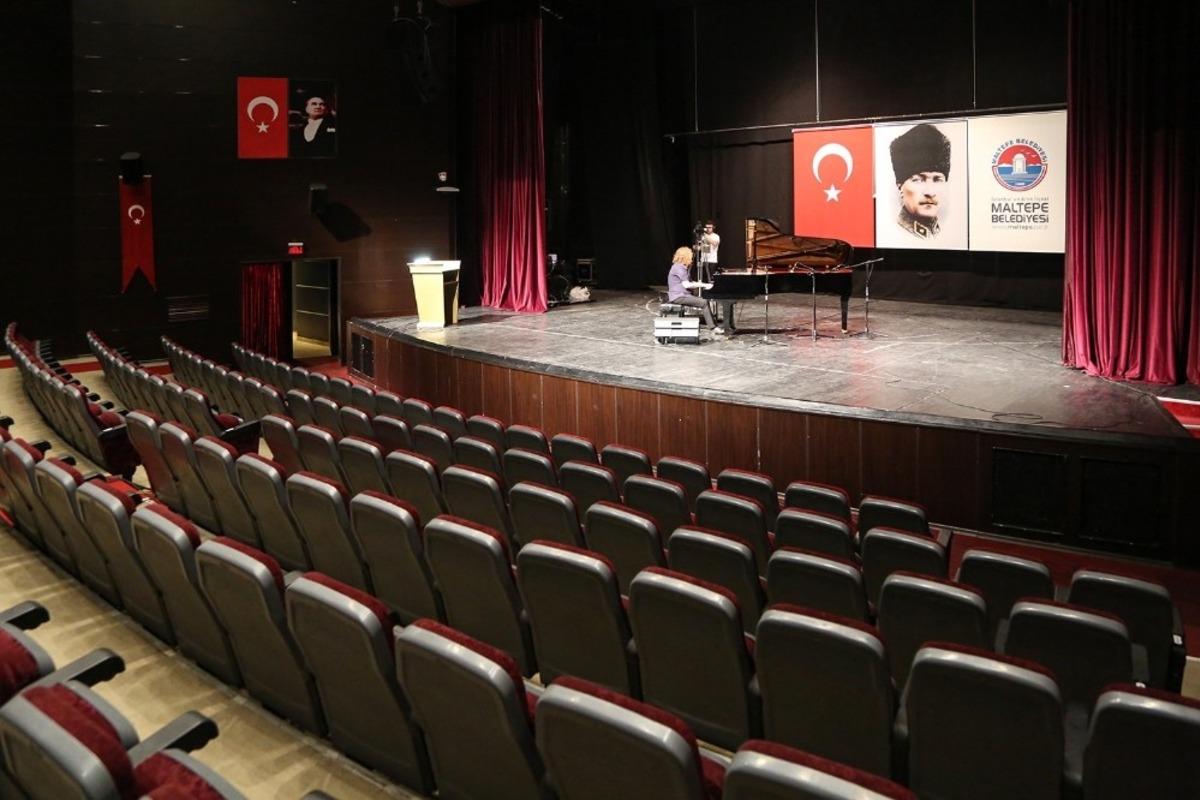 Tuluyhan Uğurlu&rsquo;dan &ldquo;Cumhuriyet Resitali&rdquo;