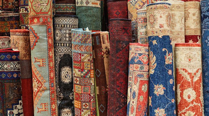 &Uuml;zerine d&uuml;şen halı balyasının altında can verdi!