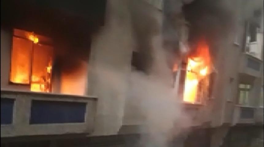 Bağcılar'da uyuşturucu bağımlısı olduğu &ouml;ne s&uuml;r&uuml;len kişi evi yaktı