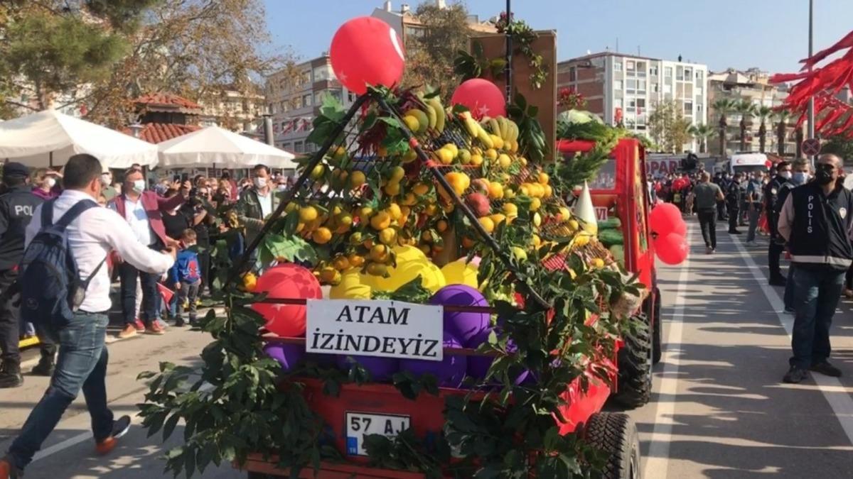 Motosikletini sebze ve meyvelerle s&uuml;sledi, bayrama katıldı