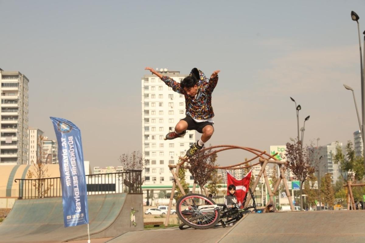 Diyarbakırlı &ccedil;ocuk ve gen&ccedil;lerden spor ş&ouml;leni coşkusu