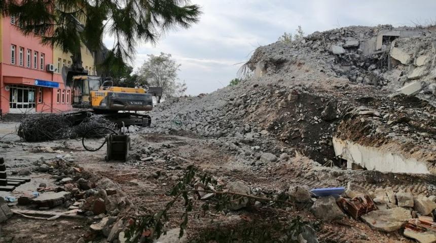 Erdek&rsquo;te eski &ouml;ğretmenevi yıkılıyor