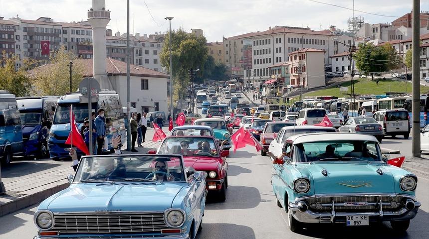 29 Ekim'i b&ouml;yle kutladılar! Başkent sokaklarında klasik araba ge&ccedil;idi