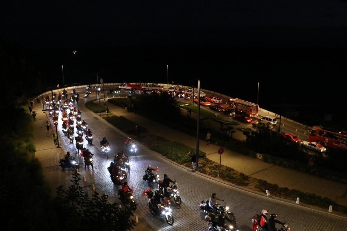 Mobil fener alayı Antalya&rsquo;yı aydınlattı
