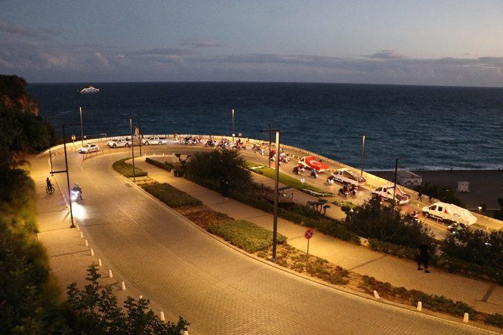 Mobil fener alayı Antalya’yı aydınlattı G4