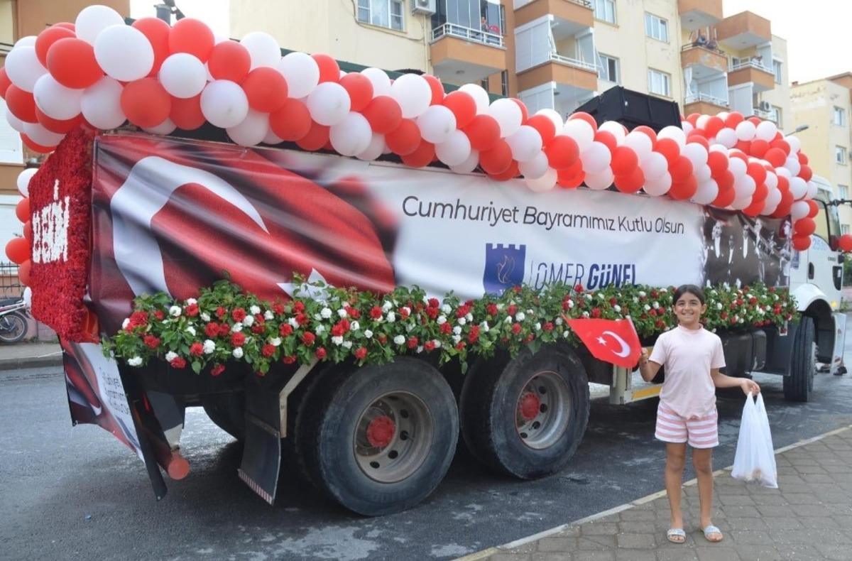 Kuşadası&rsquo;ndaki Cumhuriyet coşkusu yağmur altında devam etti