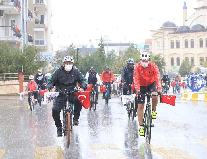 Başkan Atay; "Yağmurdan değil, Cumhuriyete aşkımızdan sırılsıklam olduk" G4