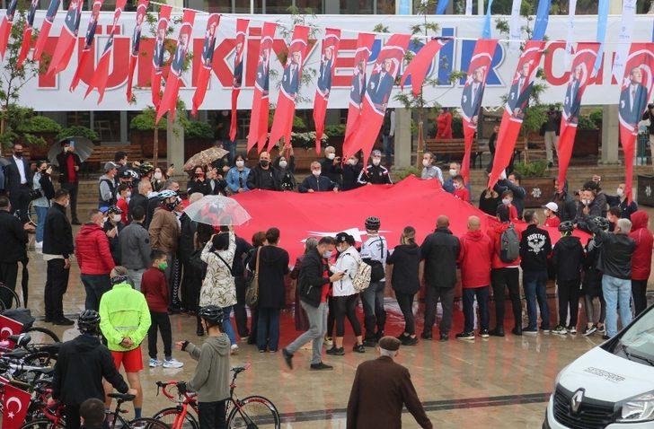 Başkan Atay; "Yağmurdan değil, Cumhuriyete aşkımızdan sırılsıklam olduk" G5