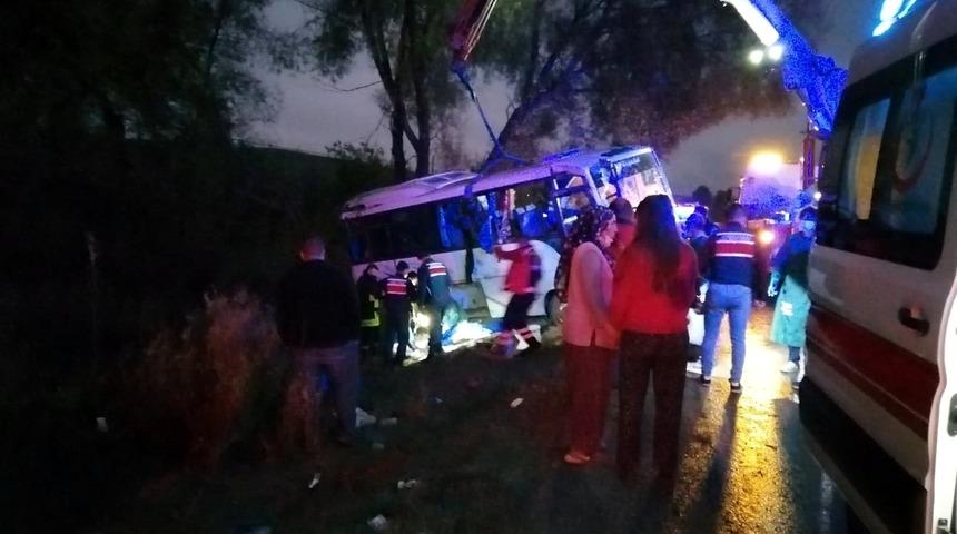 Tarım işçilerinin bulunduğu midibüs ile hafif ticari araç çarpıştı: 1 ölü, 23 yaralı