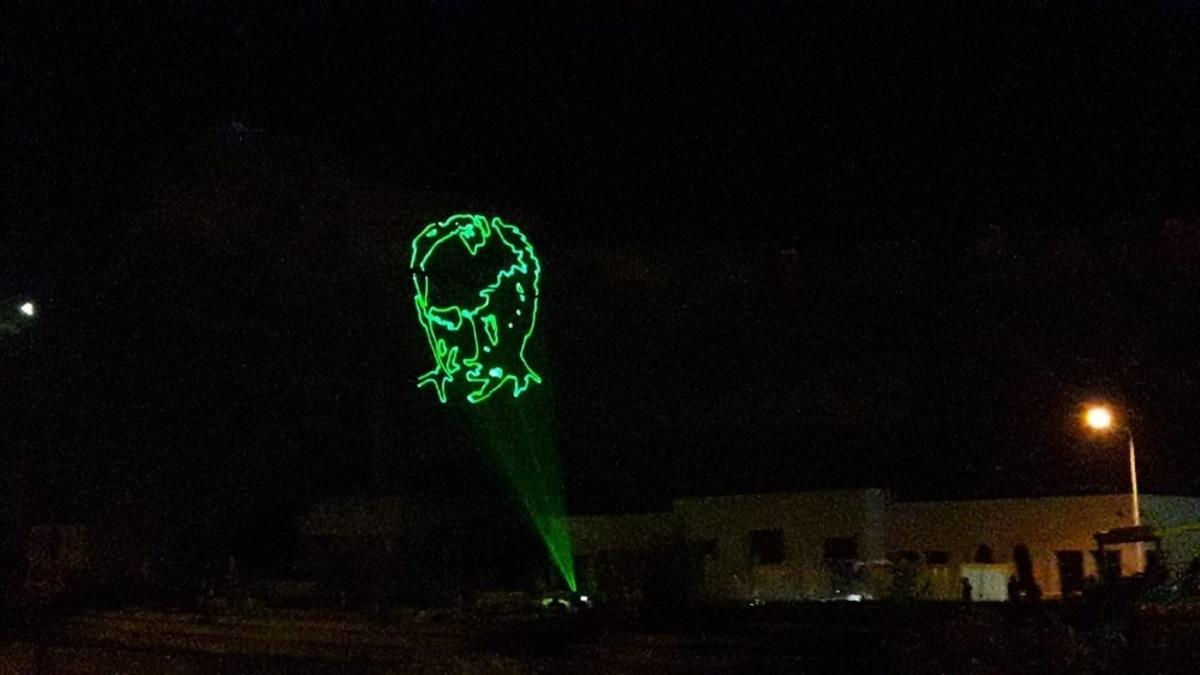 Kars&rsquo;ta bayrak ve Atat&uuml;rk temalı lazer g&ouml;sterisi