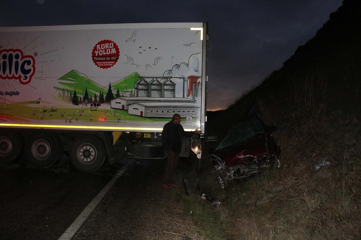 Makaslayan tırın &ccedil;arptığı otomobilin s&uuml;r&uuml;c&uuml;s&uuml; yaralandı