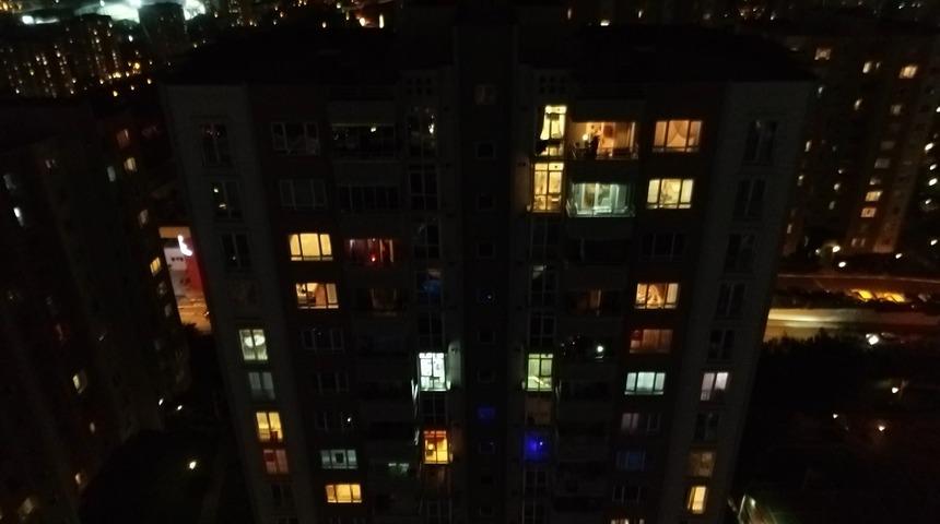 İstanbul’da vatandaşlar 19.23'te sokak ve balkonlarda İstiklal Marşı okudu