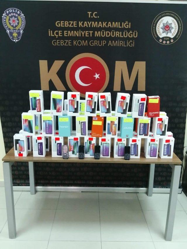 Kocaeli&rsquo;de 51 adet g&uuml;mr&uuml;k ka&ccedil;ağı cep telefonu ele ge&ccedil;irildi 1