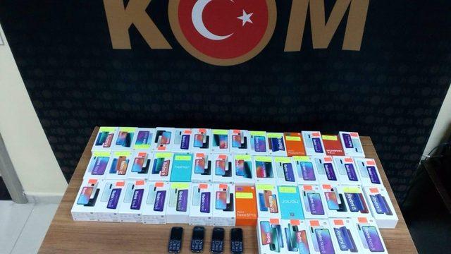 Kocaeli’de 51 adet gümrük kaçağı cep telefonu ele geçirildi