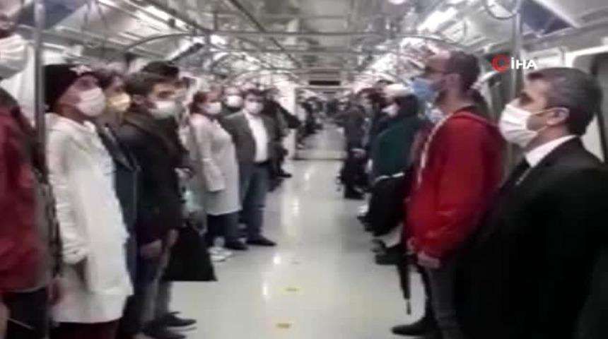Metroda 19.23&rsquo;te okunan İstiklal Marşı&rsquo;na yolcular da eşlik etti