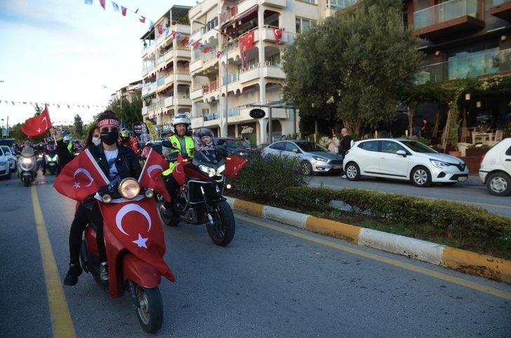 Kuşadası’nda konvoylu kutlama G1