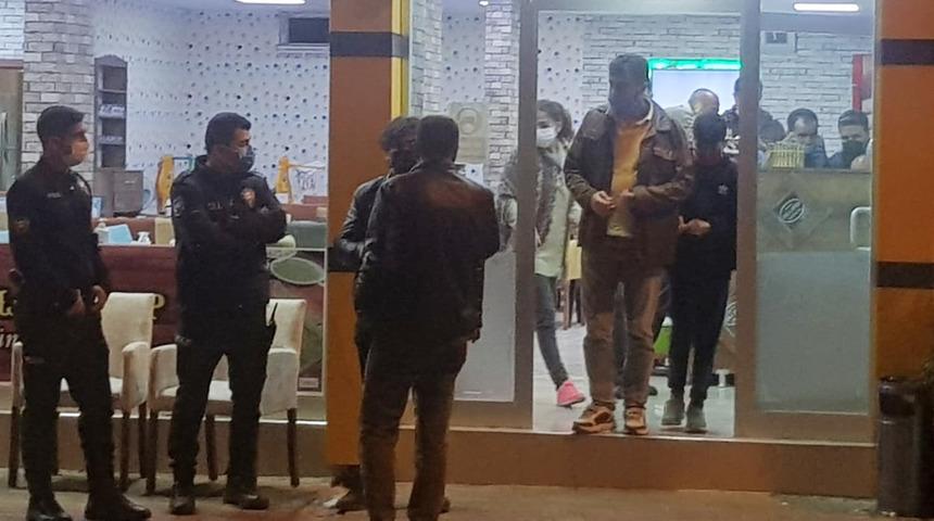 Gürültüyü duyup dışarı çıktı, silahla ayağından yaralandı