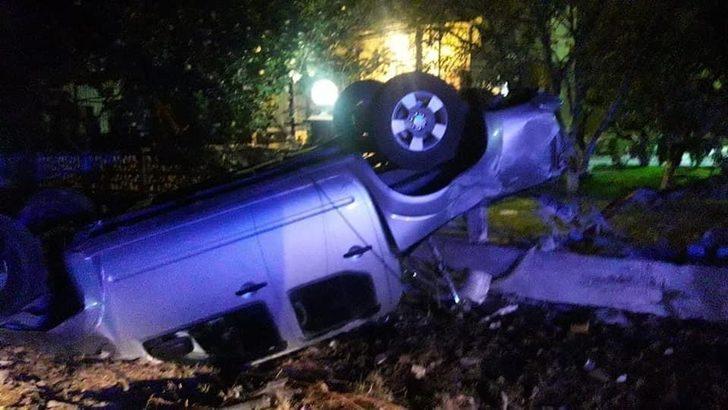 Kontrolden çıkan kamyonet evin bahçesine girdi G1