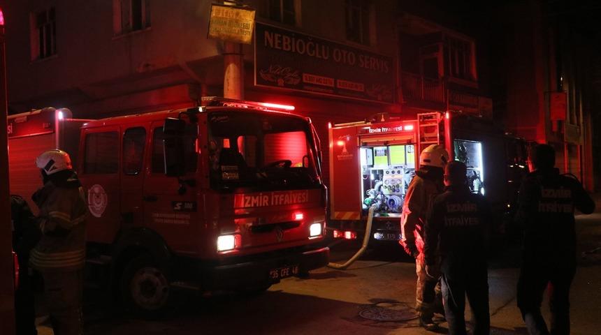 İzmir'de &ccedil;atıda &ccedil;ıkan yangın s&ouml;nd&uuml;r&uuml;ld&uuml;