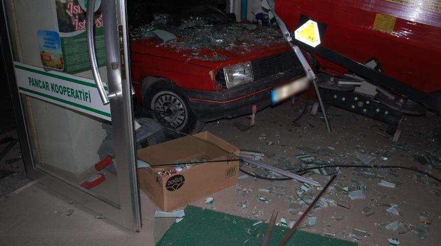 Alkollü sürücü iş yerine daldı