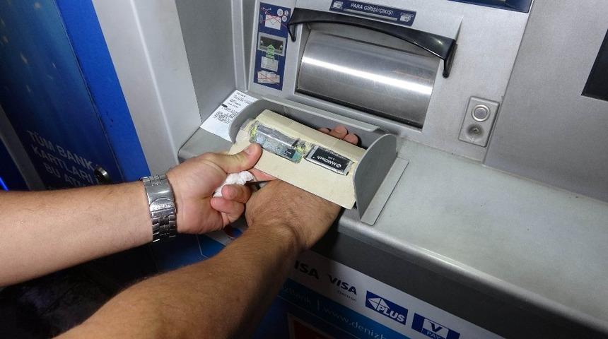 ATM’nin içinde gizli kameralı düzenek ele geçti