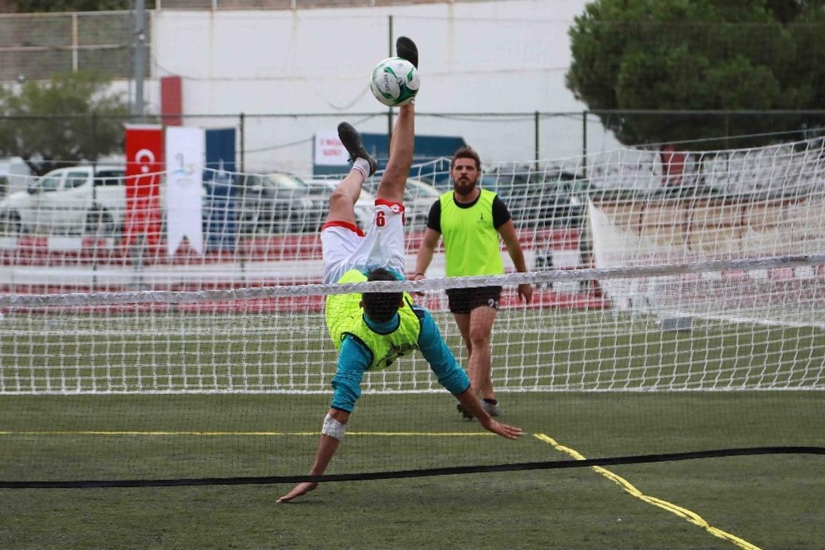 Bayraklı&rsquo;da &rsquo;Ayak Tenisi Turnuvası&rsquo; sonu&ccedil;landı