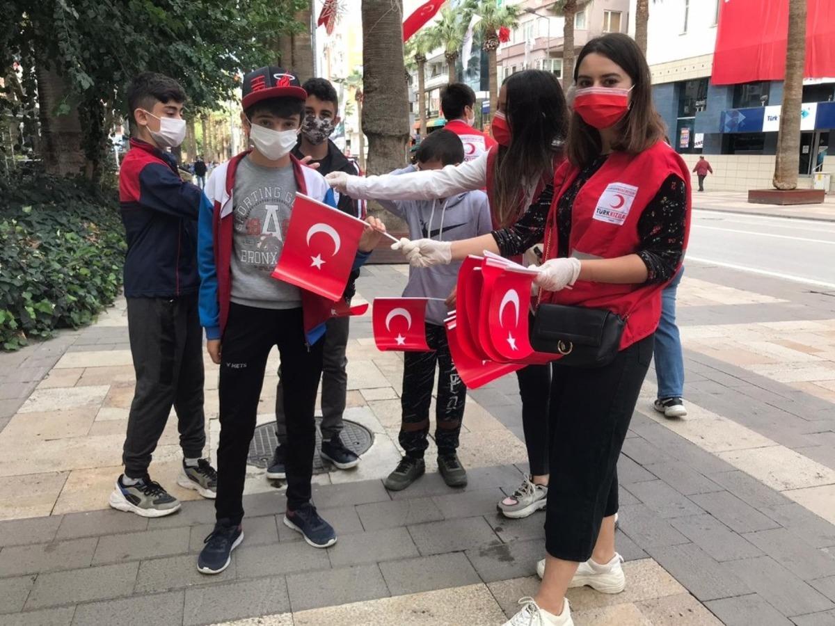 Gen&ccedil; Kızılay &uuml;yeleri 5 bin adet T&uuml;rk bayrağı dağıttı
