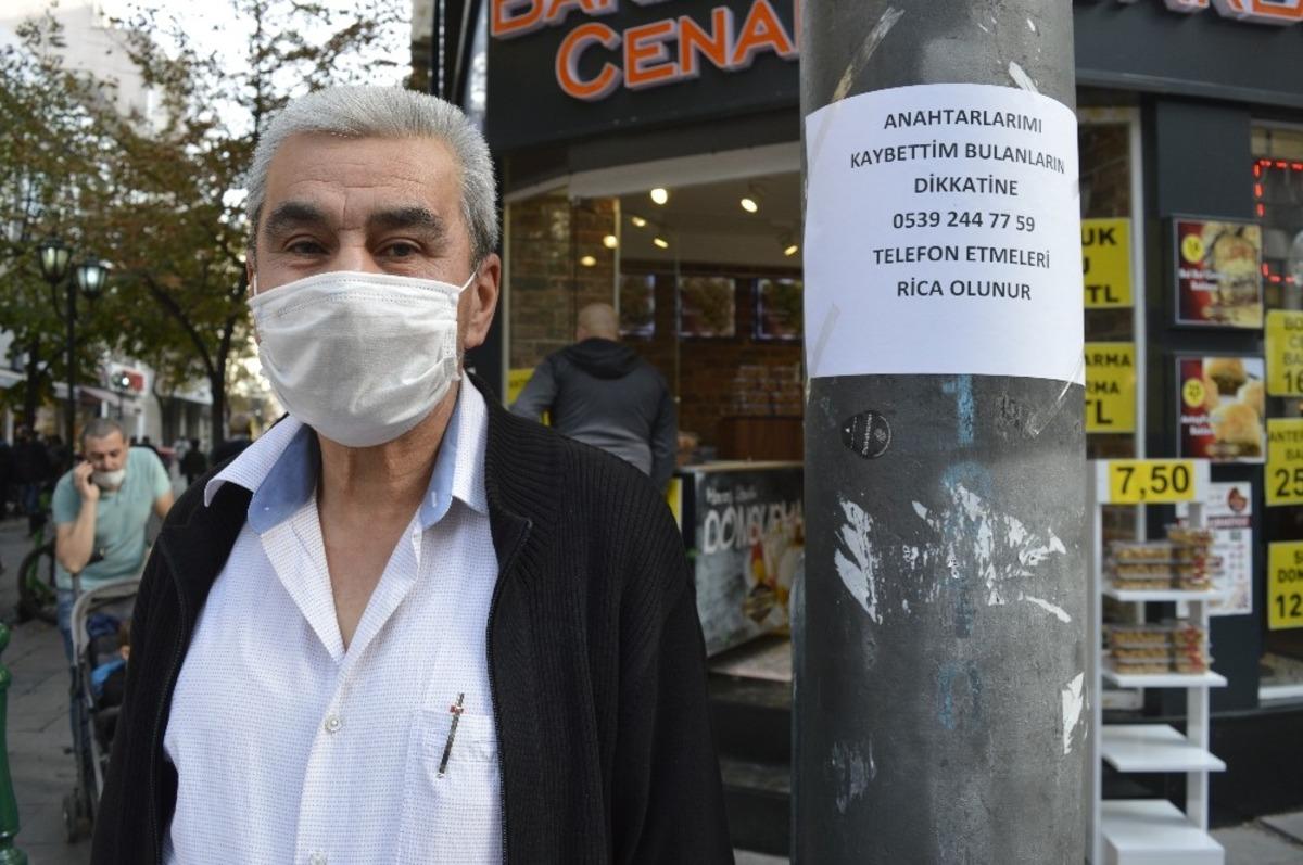 Kaybettiği yeni evinin anahtarını kayıp ilanları ile arıyor