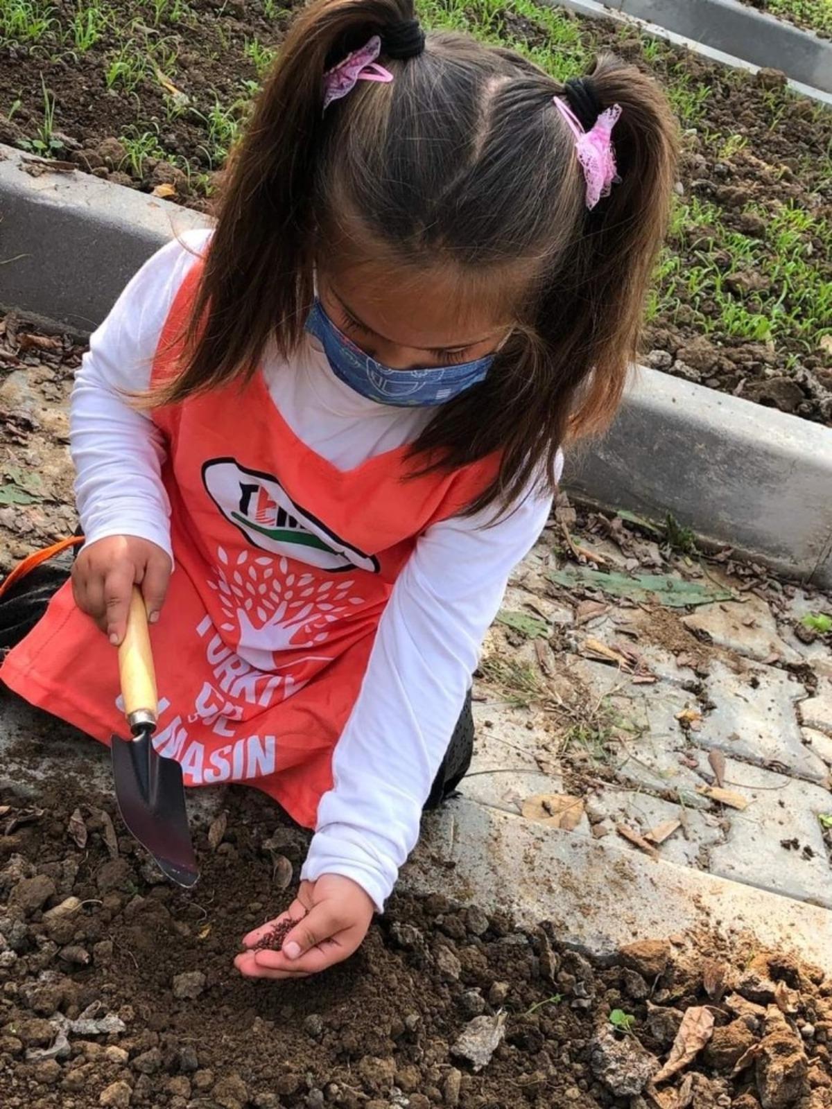 Minik &ouml;ğrenciler fidan dikti