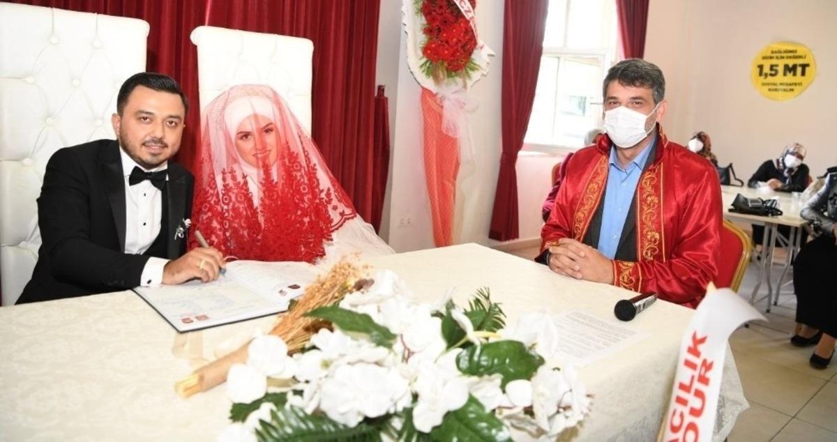 Başkan Mustafa Kocaman gen&ccedil; &ccedil;iftleri yalnız bırakmıyor