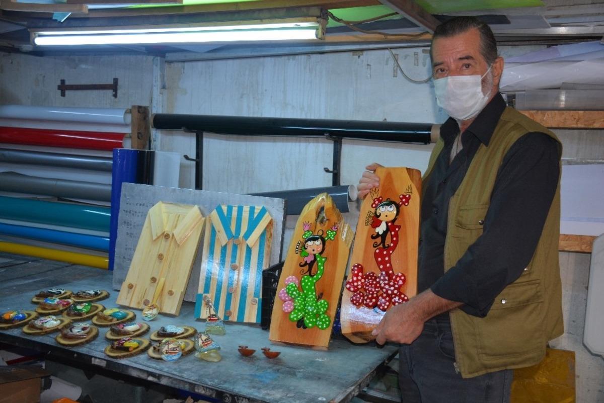 Atık malzemeleri sanat eserine d&ouml;n&uuml;şt&uuml;r&uuml;yor