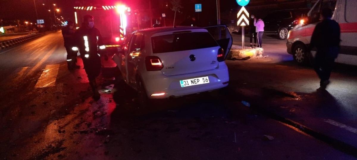 Otomobil tıra &ccedil;arptı: 3 yaralı