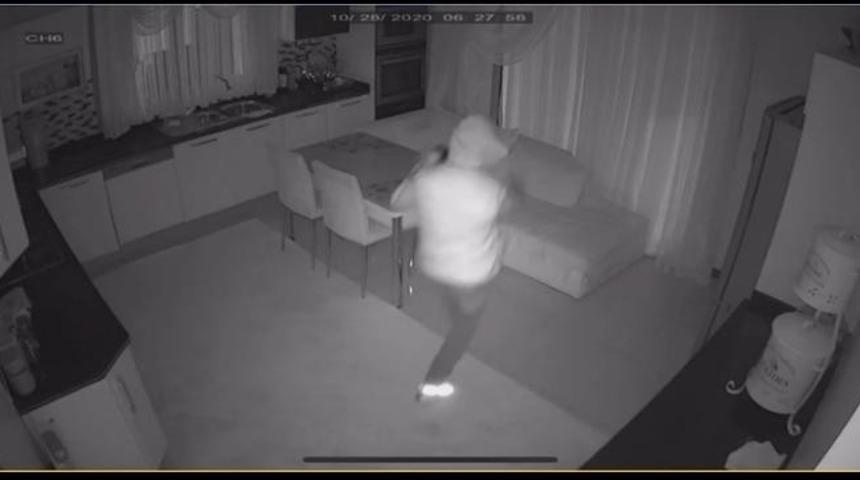 Hırsızın rahatlığı pes dedirtti! Ev sahibinin uyuduğunu gördü ama...