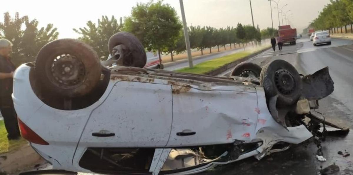 Otomobil ile kamyon &ccedil;arpıştı: 1 yaralı