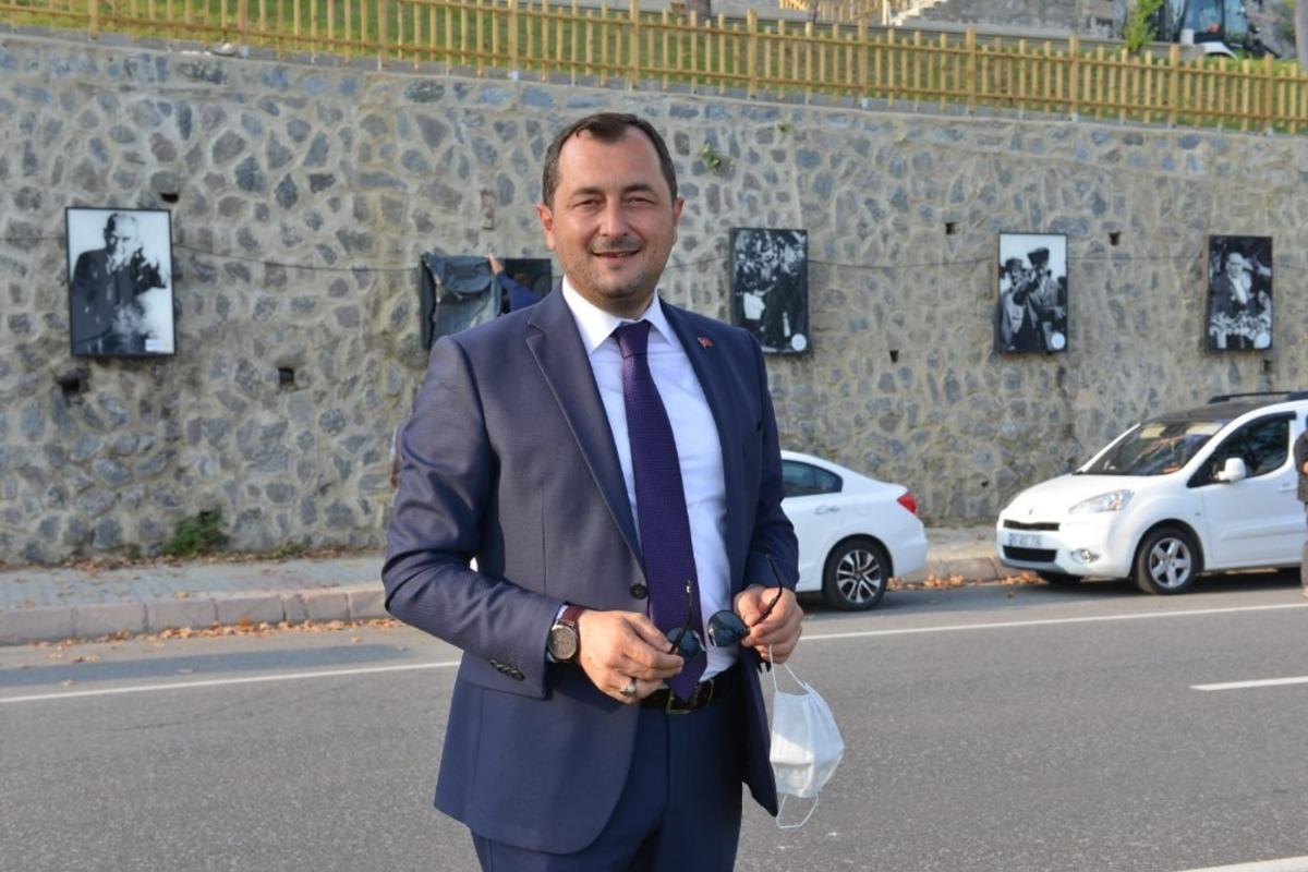 Atat&uuml;rk resimleri bakımları ve temizlikleri yapılarak yeniden yerlerine asıldı