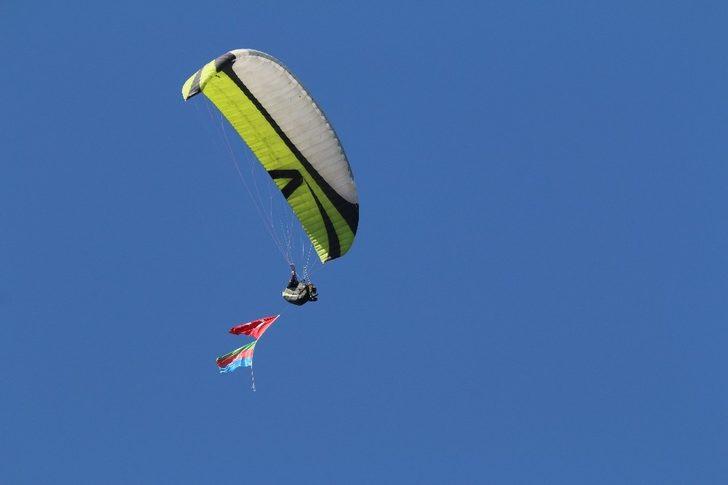 Paraşütle atlayıp Türk ve Azerbaycan bayrakları açtılar G2