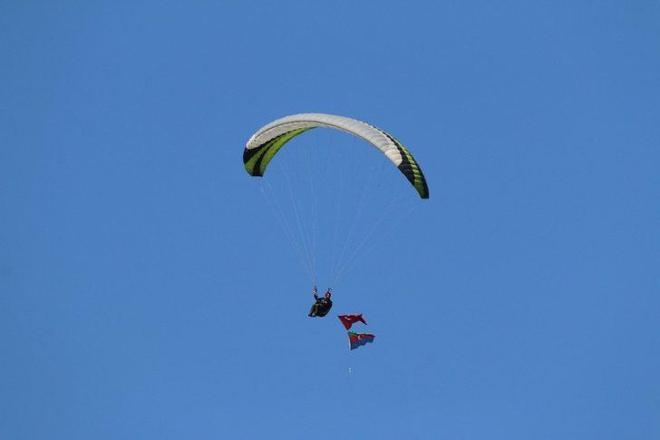 Paraşütle atlayıp Türk ve Azerbaycan bayrakları açtılar G3