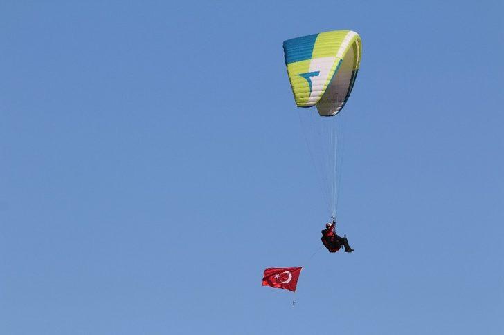 Paraşütle atlayıp Türk ve Azerbaycan bayrakları açtılar G4