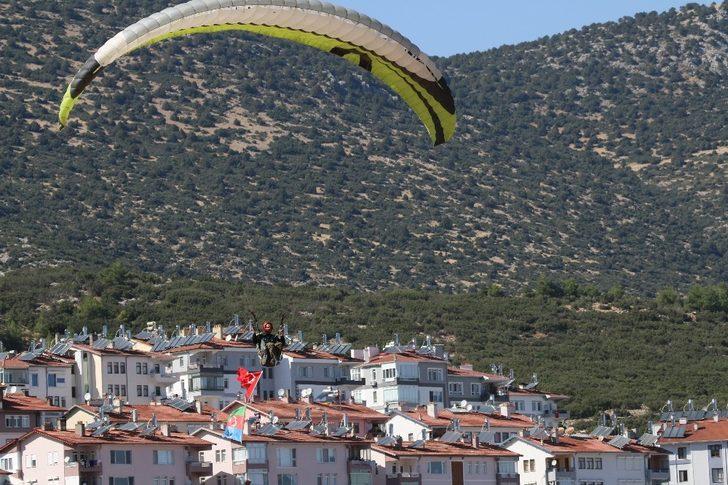 Paraşütle atlayıp Türk ve Azerbaycan bayrakları açtılar G5