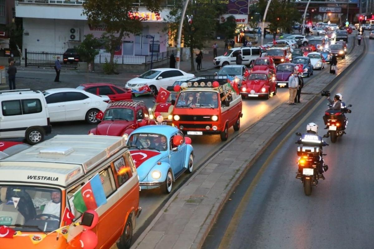 Ke&ccedil;i&ouml;ren &uuml;&ccedil; g&uuml;n boyunca Cumhuriyeti kutladı