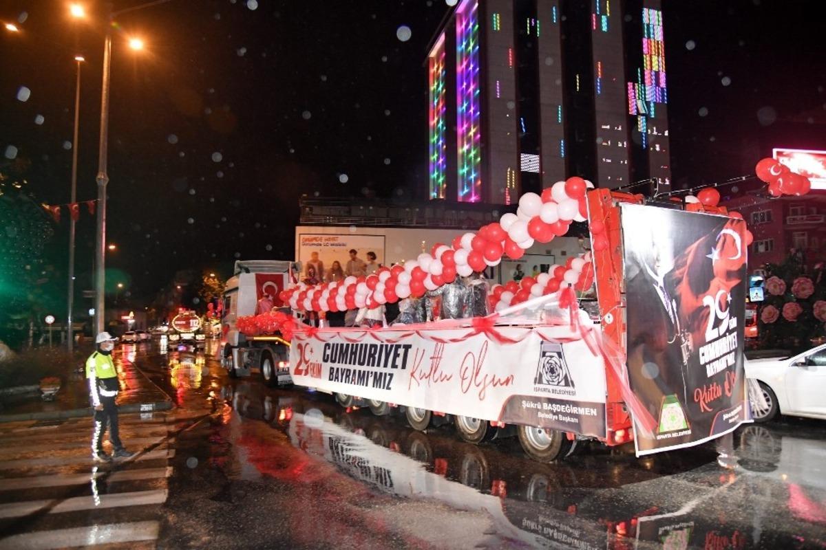 Isparta&rsquo;da Cumhuriyet TIR&rsquo;ı ve mehteran g&ouml;sterisi renkli anlar yaşattı