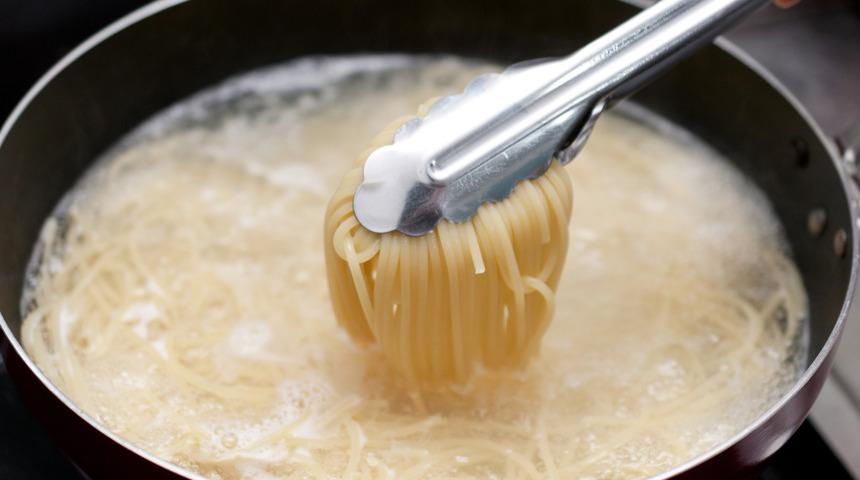 Kızartma tavasında 5 dakikada pratik makarna pişirme tekniği 