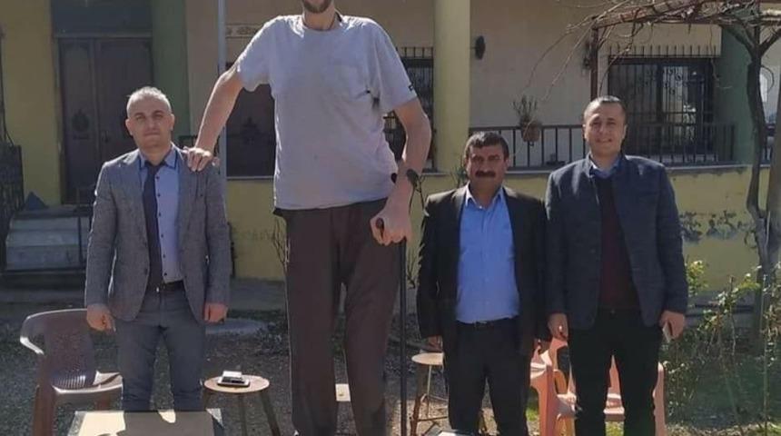 D&uuml;nyanın en uzun insanı Sultan K&ouml;sen, koronavir&uuml;se yakalandı