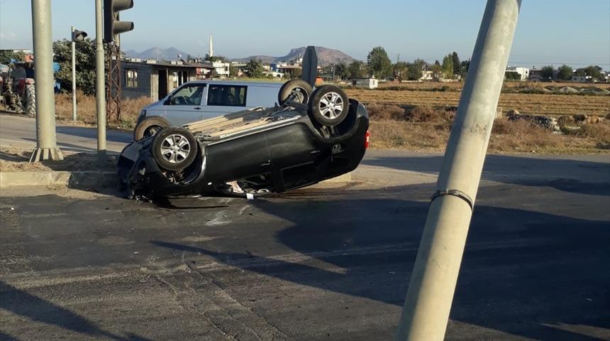 Adana'da 2 otomobil &ccedil;arpıştı: 1 &ouml;l&uuml;, 1 yaralı