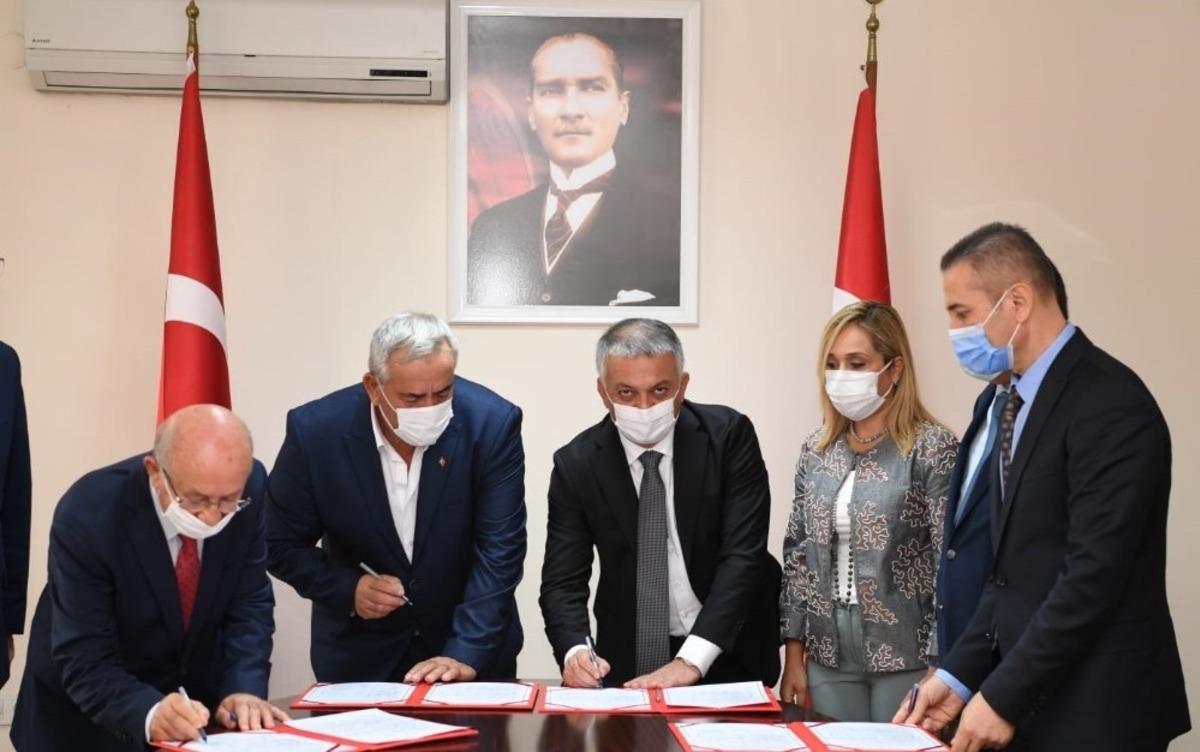 Vali Yazıcı, hayırsever Adnan Yılmaz ile okul protokol&uuml; imzaladı